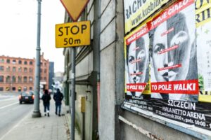 У польському місті розклеїли постери художниці Барбари Крюгер в знак протесту У польському місті розклеїли постери художниці Барбари Крюгер в знак протесту