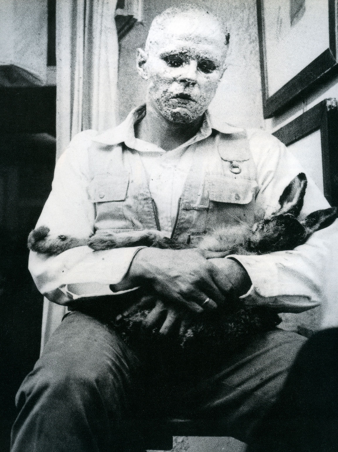 Йозеф Бойс, «Як пояснити картини мертвому зайцю», 26 листопада 1965, галерея Schmela, Дюссельдорф, фото з вільного джерела (Pinterest)
