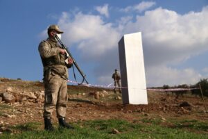 Загадкові моноліти продовжують з’являтися по всьому світу Загадкові моноліти продовжують з’являтися по всьому світу