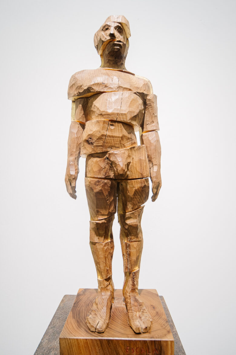 «Fragmented man»2020Elm wood and golden leaf.48x14x12 cm.