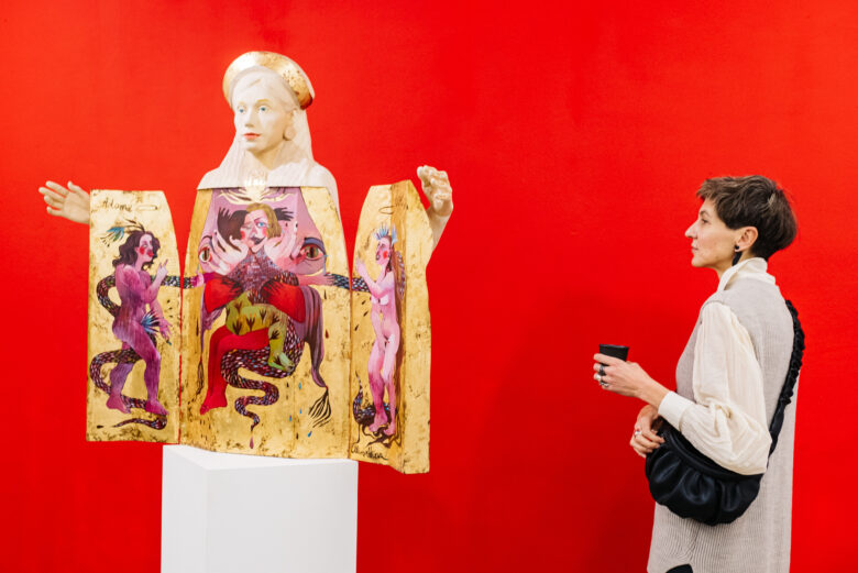 «Goddess», 2019Shrine-sculpture: linden wood, golden leaf, brass.120x60x50cm.Triptych painting by Nina Murashkina: 114x60x50Acrylic and golden leafФото з виставки