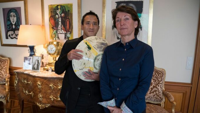Марина Пікассо, онука художника Пабло Пікассо, та її син Флоріан позують із керамічною роботою Пабло Пікассо @artnet