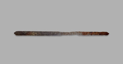 На Дніпропетровщині меч періоду середньовіччя використовували як опору для навісу