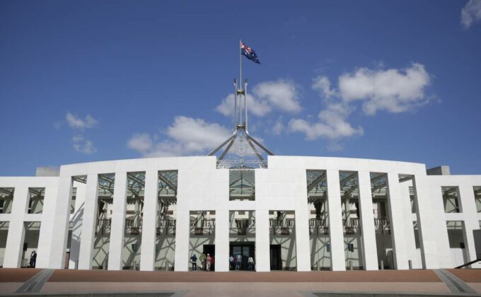 Будинок парламенту Австралії в Канберрі, на березі озера Берлі Гріффін @canberratimes
