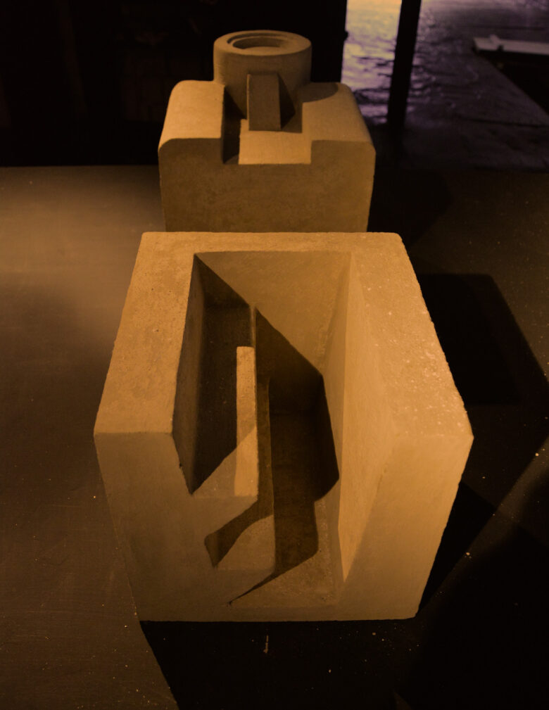 Робота Миколи Рідного «Укриття», бетонні скульптури з проєкту, 2012