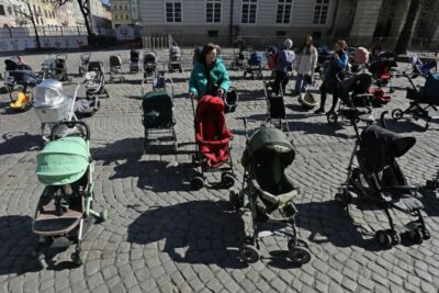 У Львові виставили 109 порожніх дитячих візочків