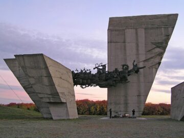 В Ізюмі зруйнували Меморіал Слави загиблих у Другій світовій війні