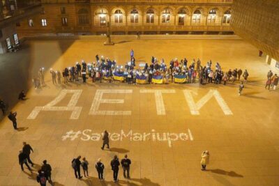 У Празі перед Національним театром відбулась акція на підтримку Маріуполя