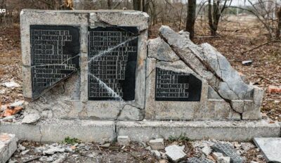 Під Києвом окупанти зруйнували меморіал загиблим у Другій світовій війні