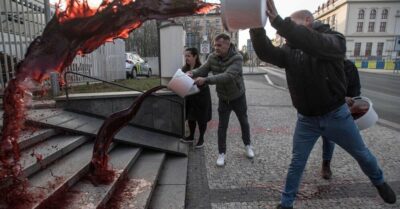 Посольство рф у Празі облили штучною кров’ю