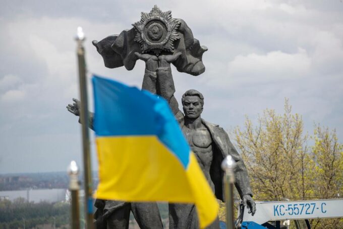 Монумент під Аркою Дружби народів у Києві   @kyivcity.gov.ua