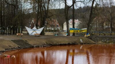 У Вільнюсі поблизу посольства рф залили червоною фарбою ставок 