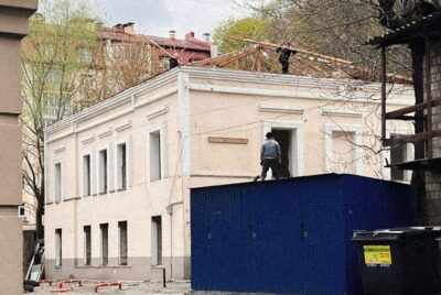 У Києві на Подолі почали зносити 150-річну будівлю