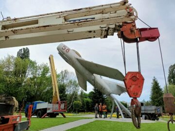 У парку Перемоги в Броварах розпочався демонтаж радянської техніки