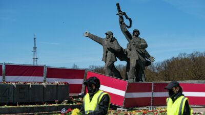 У Ризі демонтують памʼятник радянській армії 