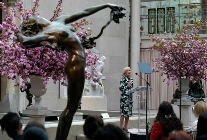 Джилл Байден на преспоказі виставки «В Америці: Антологія моди», 2 травня 2022@vogue