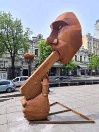  У Києві путіну присвятили  тимчасову скульптуру «Zaстрелись» 
