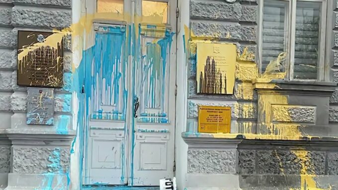 Будівля російської адміністрації Євпаторії в анексованому Криму, облита жовтою та блакитною фарбами @ krymr.com