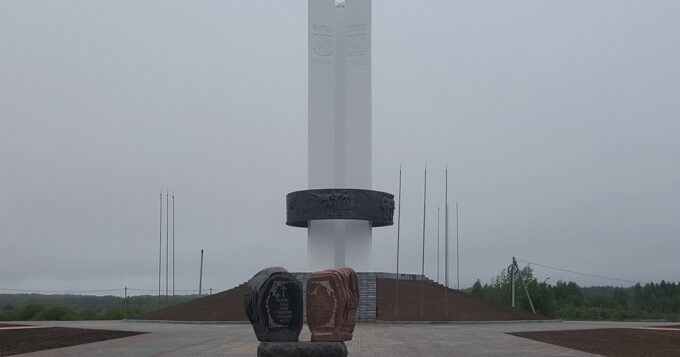 Монумент «Три сестри» у Сеньківці, встановлений на кордоні України, росії та білорусії @chernihiv.city