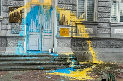 У Криму затримали художника, який облив синьо-жовтою фарбою міськраду Євпаторії