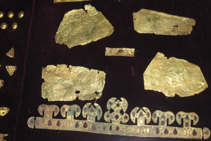 Золото з поховань сарматського часу, знайдені у 1970-х роках. Золота колекція музею складається з майже 300 предметів. Гунська діадема та золоті пластини, які прикрашали одяг, зброю, коней. @babel
