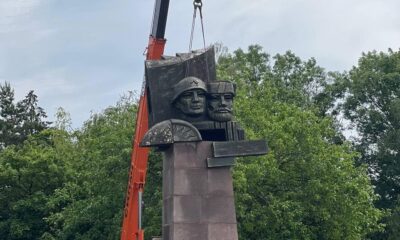 У Рівному демонтували останній монумент радянської доби 