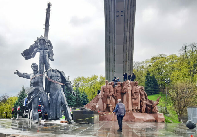 Демонтаж монумента українському та російському робітникам під Аркою дружби народів @wikipedia