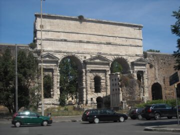 У Римі частково обвалилася Велика брама