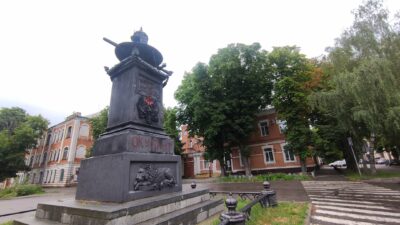 У Полтаві пошкодили монумент на місці відпочинку Петра I