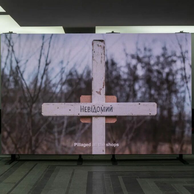 Олексій Сай, фрагмент відео, змонтованого з фотодоказів воєнних злочинів.Відео експонуєть у межах проєкту «Російські воєнні злочини»