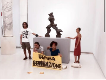 Екоактивісти приклеїли себе до скульптури Умберто Боччоні