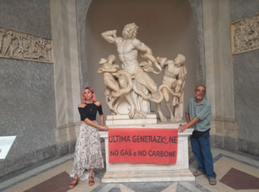 У Ватикані екоактивісти приклеїли себе до статуї Лакоона