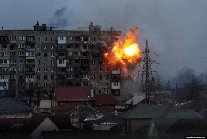 Житловий будинок в Маріуполі після обстрілу російських військових, 11 березня 2022 року. Фото Євгена Малолєтки@radiosvoboda