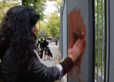 На знак протесту проти смерті Махси Аміні художниця Зехра Доган влаштувала акцію біля посольства Ірану в Берліні