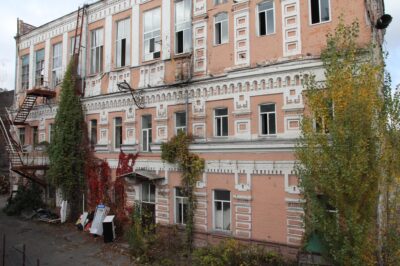 На Деміївці зруйнували будівлі колишнього винного складу XIX століття