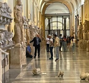Турист розбив дві давньоримські статуї в Музеї К’ярамонті