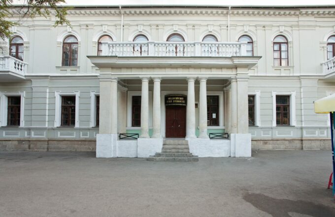 Феодосійський музей старожитностей @wikipedia