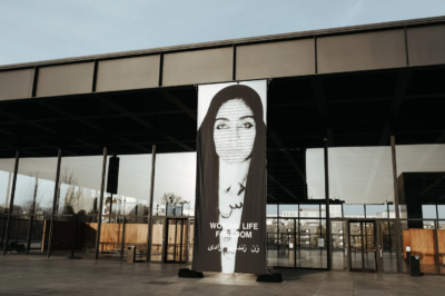 Нова національна галерея в Берліні розмістила на своєму фасаді роботу художниці іранського походження