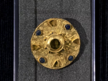 У Базелі археологи виявили золоту брошку віком 1400 років