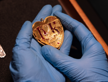 В Англії виявили золотий кулон із символікою Генріха VIII та Катерини Арагонської