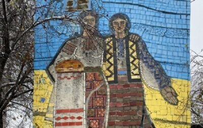 У Рівному міська влада демонтувала мозаїку з двома українками у вишиванках