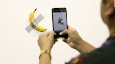 У Сеулі студент з’їв банан з інсталяції Мауріціо Каттелана