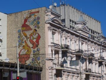 У центрі Києва руйнується мозаїка 60-тих років