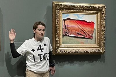 Екоактивістка в Парижі заклеїли картину Клода Моне 
