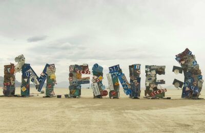 На Burning Man представили скульптуру Олексія Сая з пошкоджених росіянами вуличних знаків