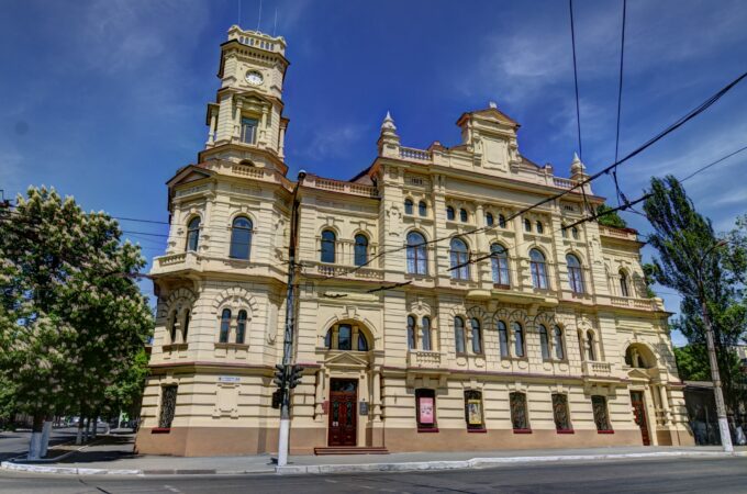Херсонський обласний художній музей імені Олексія Шовкуненка @ wikipedia