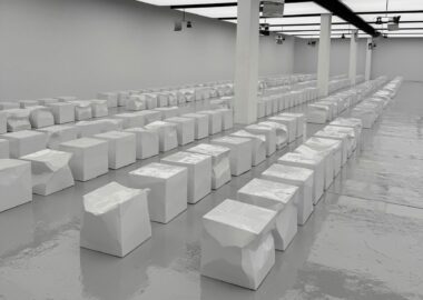 Український художник створив стільці з картонних коробок для показу Bottega Veneta